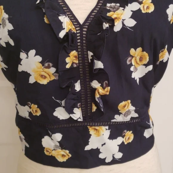 J by J.O.A Floral Open Back Crop Top - Picture 2 of 8